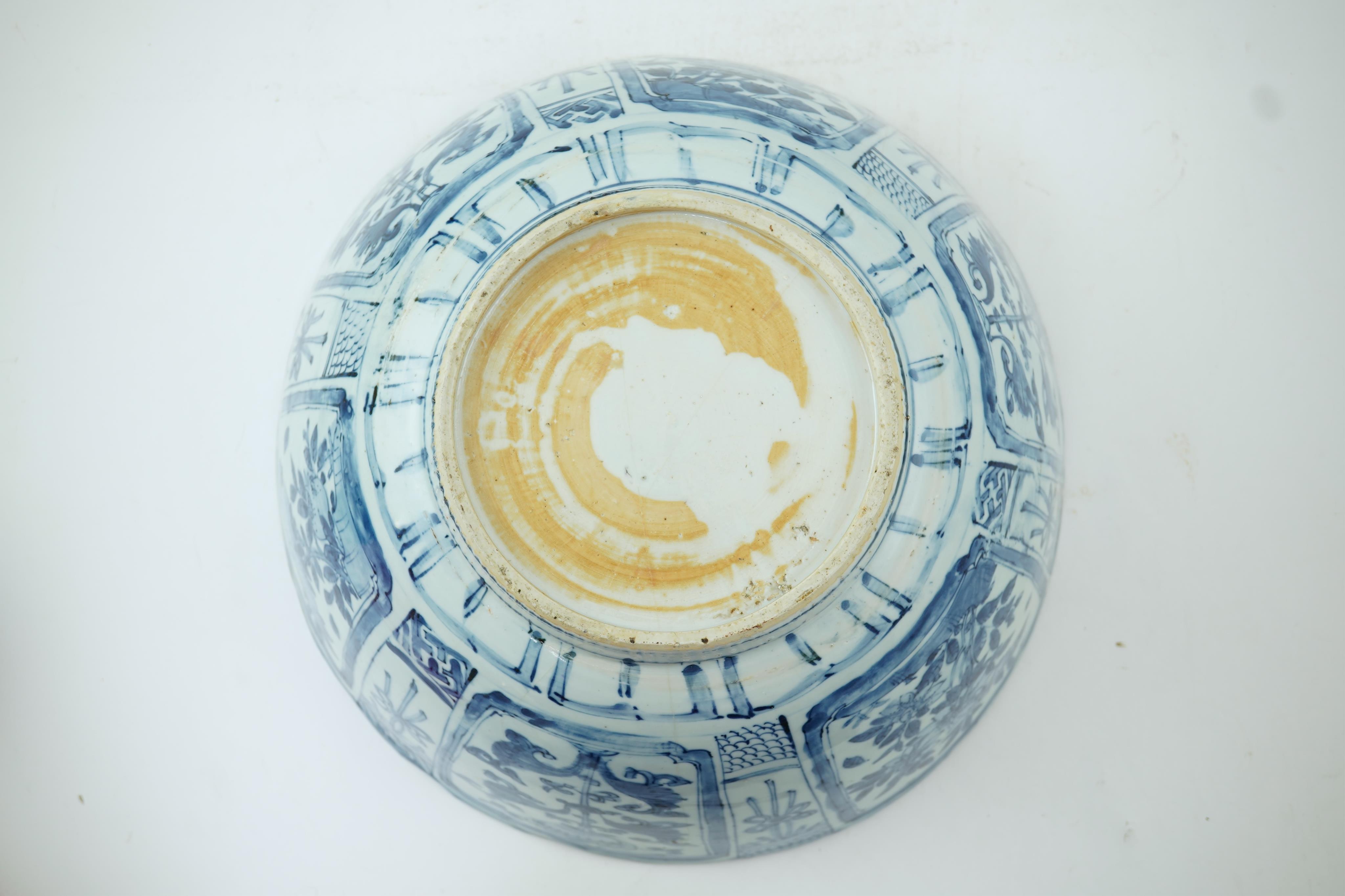 A large Chinese Ming blue and white ’kraak’ bowl, Wanli period (1572-1620)